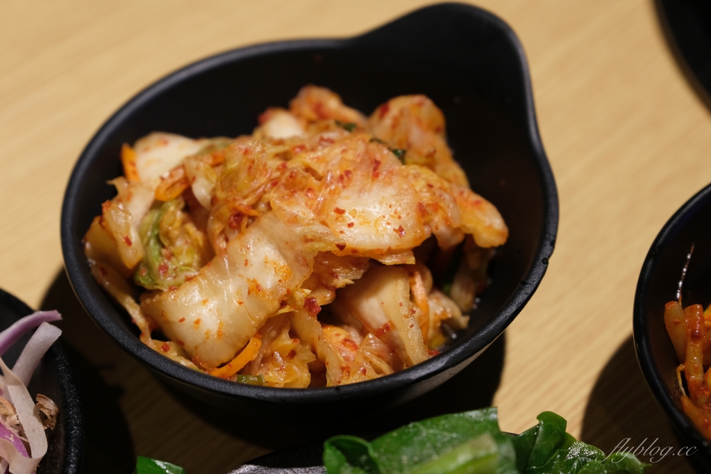 蔡家韓國烤肉專門店｜正宗極厚三層五花肉台中韓式烤肉，還有專人全程代烤桌邊服務 @飛天璇的口袋