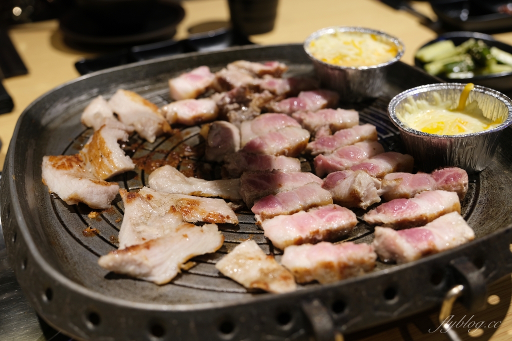 蔡家韓國烤肉專門店｜正宗極厚三層五花肉台中韓式烤肉，還有專人全程代烤桌邊服務 @飛天璇的口袋