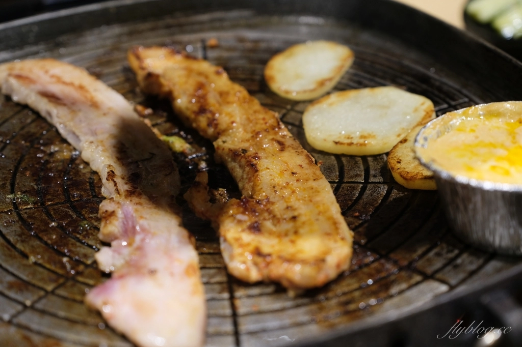 蔡家韓國烤肉專門店｜正宗極厚三層五花肉台中韓式烤肉，還有專人全程代烤桌邊服務 @飛天璇的口袋