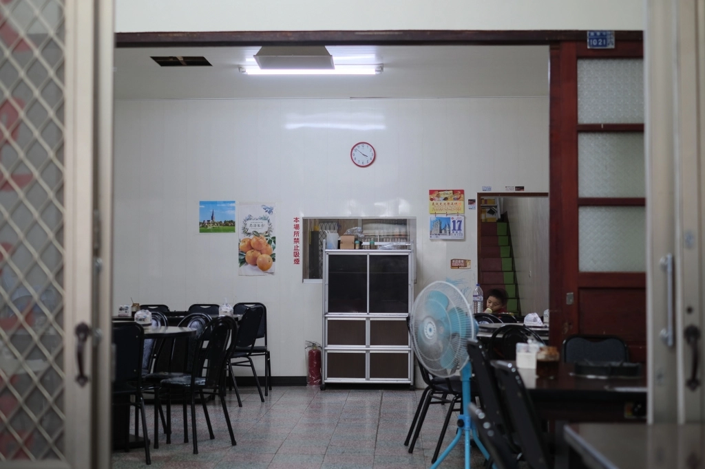 苗栗後龍｜老余牛家莊．用臉盆吃的牛肉鍋，後龍最超人氣必吃美食 @飛天璇的口袋