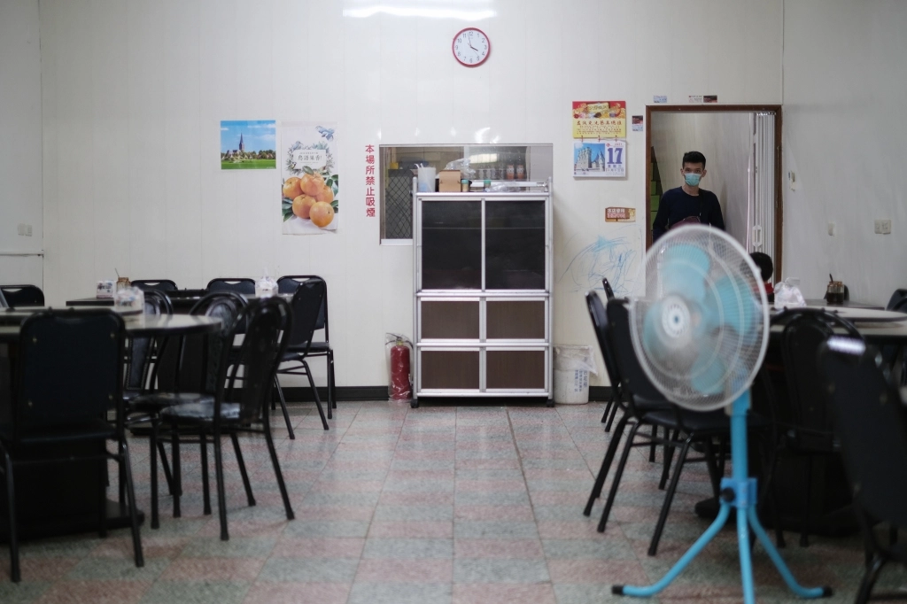 苗栗後龍｜老余牛家莊．用臉盆吃的牛肉鍋，後龍最超人氣必吃美食 @飛天璇的口袋