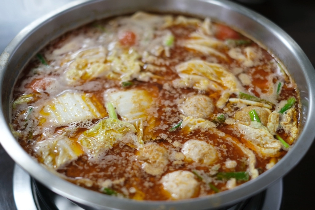 苗栗後龍｜老余牛家莊．用臉盆吃的牛肉鍋，後龍最超人氣必吃美食 @飛天璇的口袋