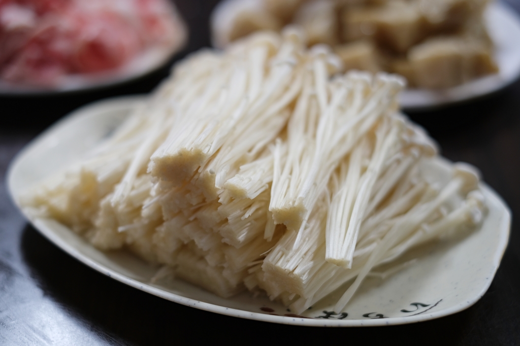 苗栗後龍｜老余牛家莊．用臉盆吃的牛肉鍋，後龍最超人氣必吃美食 @飛天璇的口袋