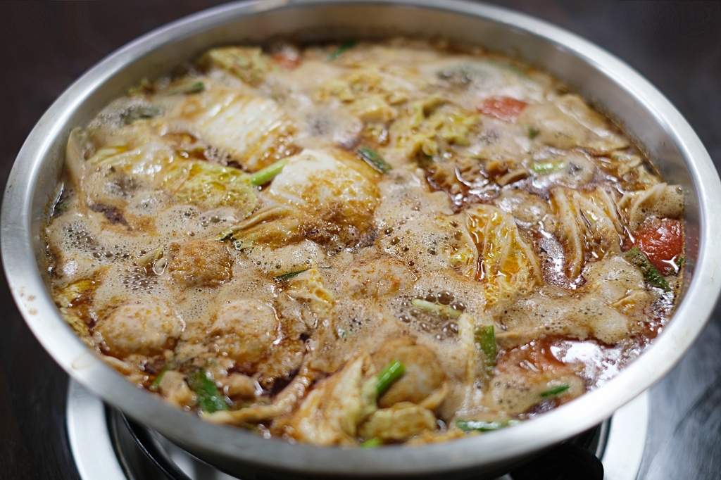 苗栗後龍｜老余牛家莊．用臉盆吃的牛肉鍋，後龍最超人氣必吃美食 @飛天璇的口袋