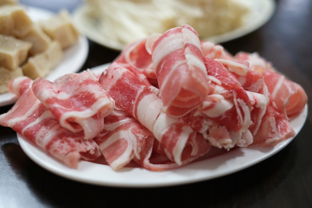 苗栗後龍｜老余牛家莊．用臉盆吃的牛肉鍋，後龍最超人氣必吃美食 @飛天璇的口袋