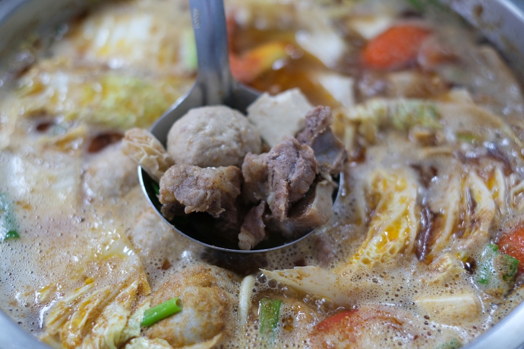 苗栗後龍｜老余牛家莊．用臉盆吃的牛肉鍋，後龍最超人氣必吃美食 @飛天璇的口袋