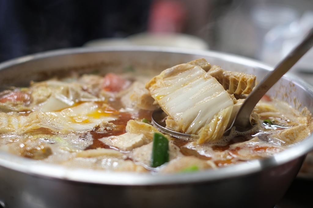 苗栗後龍｜老余牛家莊．用臉盆吃的牛肉鍋，後龍最超人氣必吃美食 @飛天璇的口袋