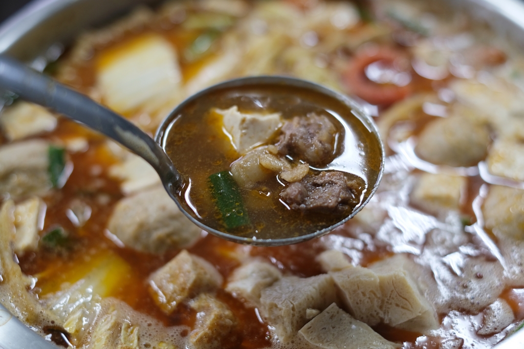 苗栗後龍｜老余牛家莊．用臉盆吃的牛肉鍋，後龍最超人氣必吃美食 @飛天璇的口袋