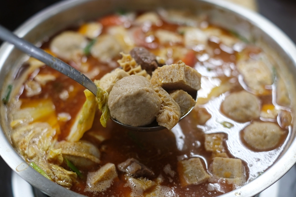 苗栗後龍｜老余牛家莊．用臉盆吃的牛肉鍋，後龍最超人氣必吃美食 @飛天璇的口袋