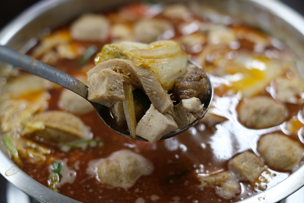 苗栗後龍｜老余牛家莊．用臉盆吃的牛肉鍋，後龍最超人氣必吃美食 @飛天璇的口袋