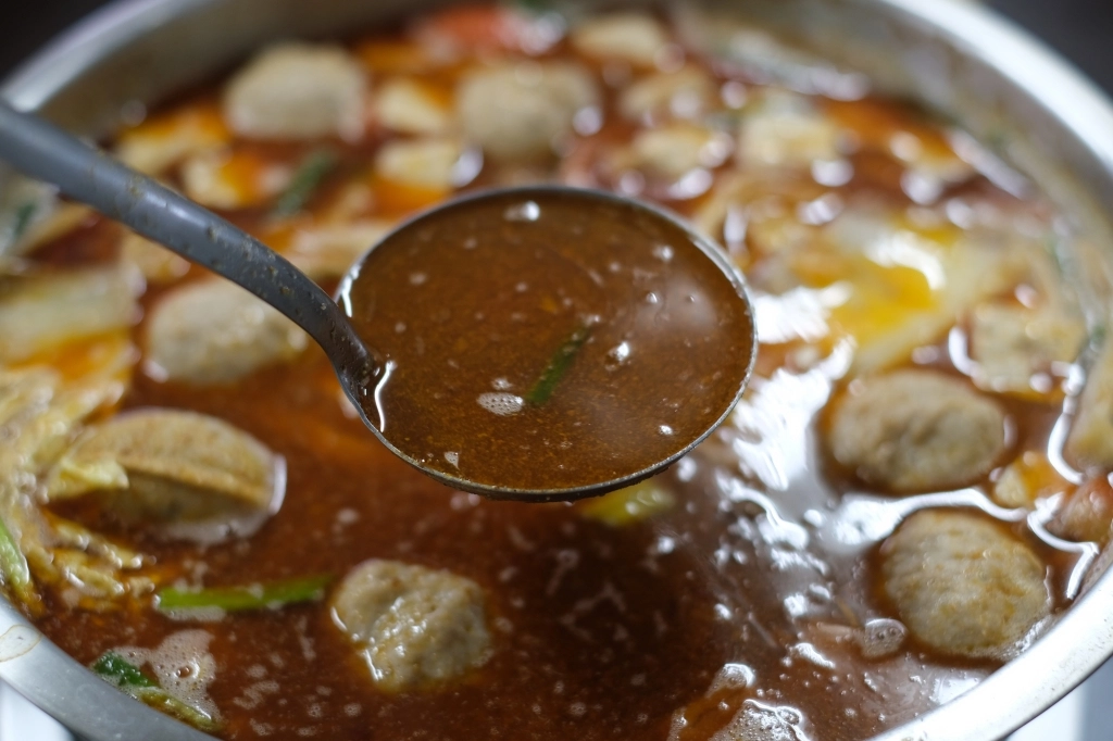 苗栗後龍｜老余牛家莊．用臉盆吃的牛肉鍋，後龍最超人氣必吃美食 @飛天璇的口袋