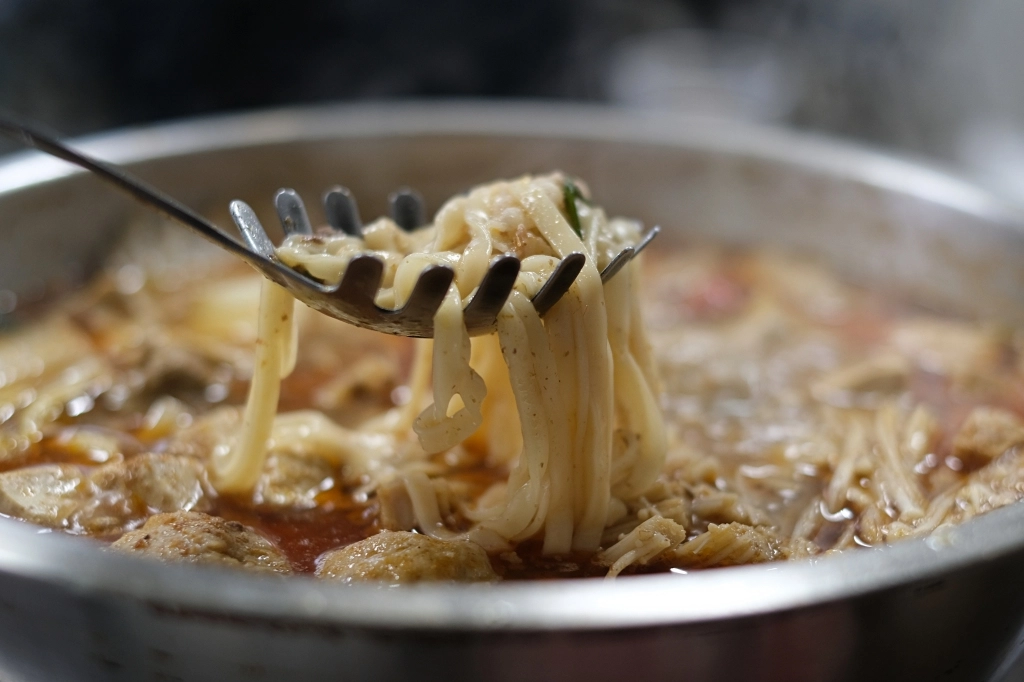 苗栗後龍｜老余牛家莊．用臉盆吃的牛肉鍋，後龍最超人氣必吃美食 @飛天璇的口袋