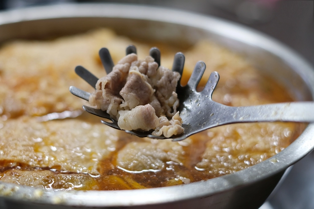 苗栗後龍｜老余牛家莊．用臉盆吃的牛肉鍋，後龍最超人氣必吃美食 @飛天璇的口袋