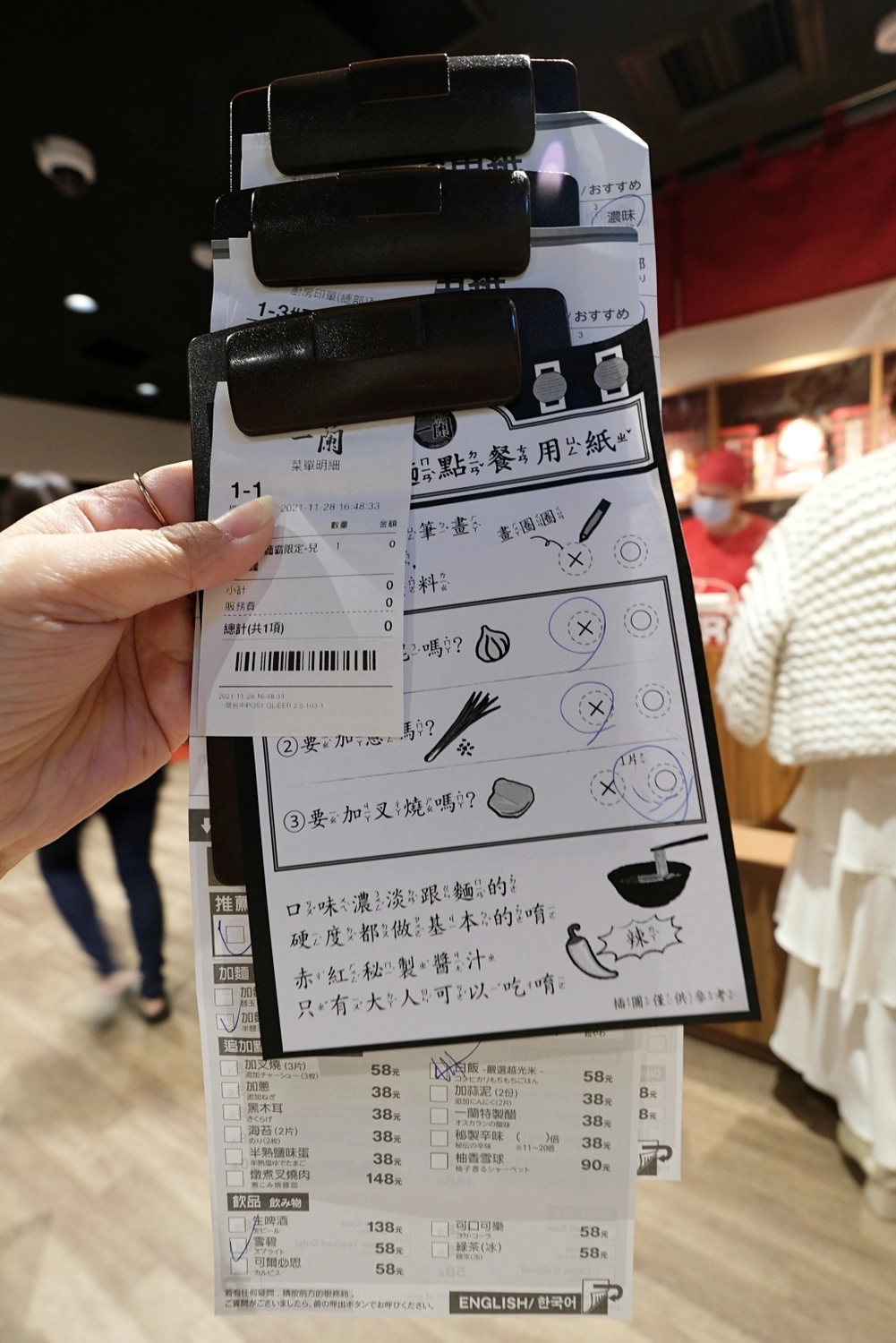 台中西屯｜一蘭拉麵台中店．抽號碼牌不用現場排隊，加入麵會員送免費兒童拉麵 @飛天璇的口袋