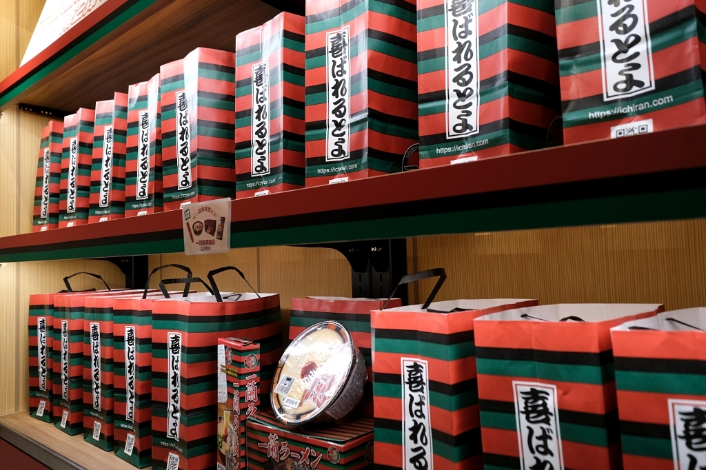 台中西屯｜一蘭拉麵台中店．抽號碼牌不用現場排隊，加入麵會員送免費兒童拉麵 @飛天璇的口袋