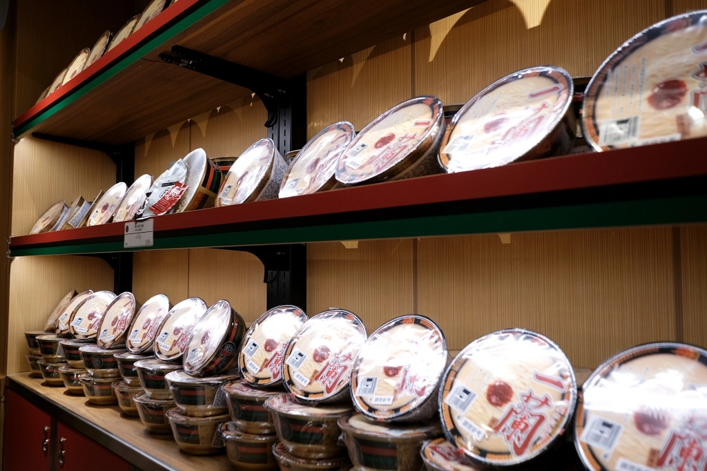 台中西屯｜一蘭拉麵台中店．抽號碼牌不用現場排隊，加入麵會員送免費兒童拉麵 @飛天璇的口袋