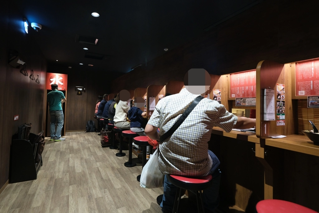 台中西屯｜一蘭拉麵台中店．抽號碼牌不用現場排隊，加入麵會員送免費兒童拉麵 @飛天璇的口袋