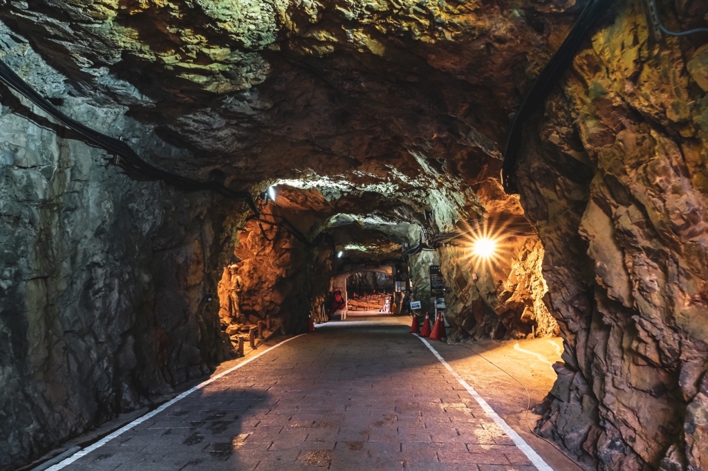 【馬祖南竿】北海坑道，700公尺長地底隧道，搖櫓船賞夢幻景點，還有季節限定藍眼淚 @飛天璇的口袋