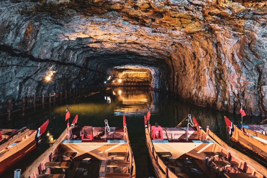 【馬祖南竿】北海坑道，700公尺長地底隧道，搖櫓船賞夢幻景點，還有季節限定藍眼淚 @飛天璇的口袋