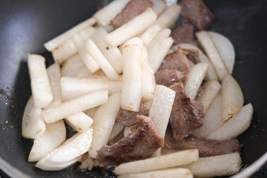 食譜分享｜韓式牛肉蘿蔔湯做法，韓綜機智的山村生活，曹政奭的韓式牛肉蘿蔔食譜 @飛天璇的口袋