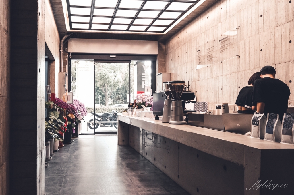 台中北屯｜YEN 円咖啡館．結合咖啡與藝廊的清水模咖啡館，北屯文心路四維國小對面 @飛天璇的口袋