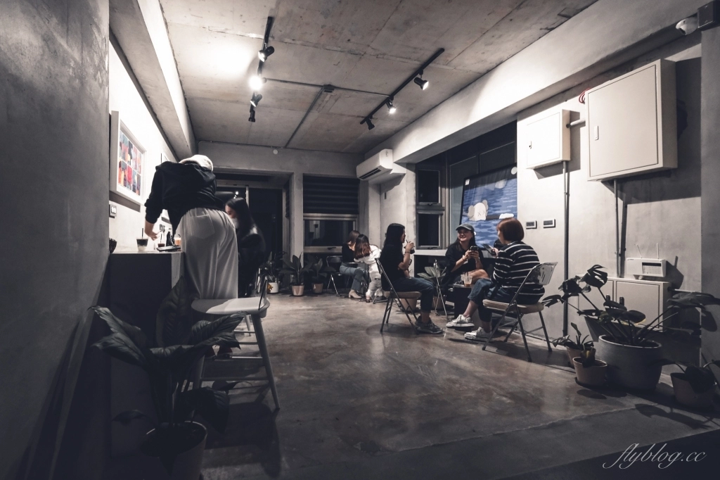 台中北屯｜YEN 円咖啡館．結合咖啡與藝廊的清水模咖啡館，北屯文心路四維國小對面 @飛天璇的口袋