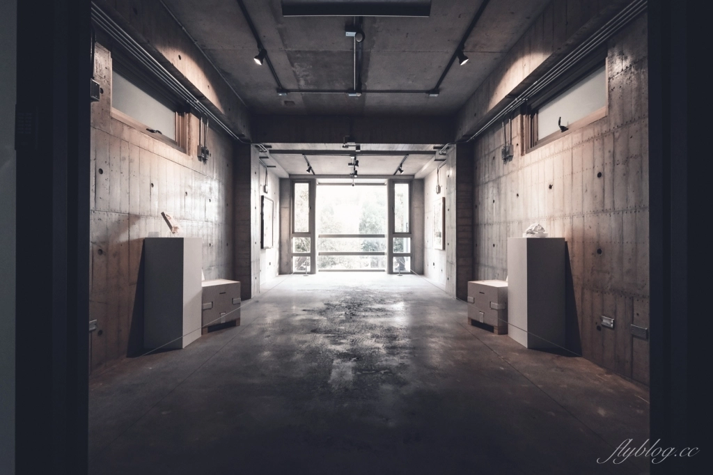 台中北屯｜YEN 円咖啡館．結合咖啡與藝廊的清水模咖啡館，北屯文心路四維國小對面 @飛天璇的口袋