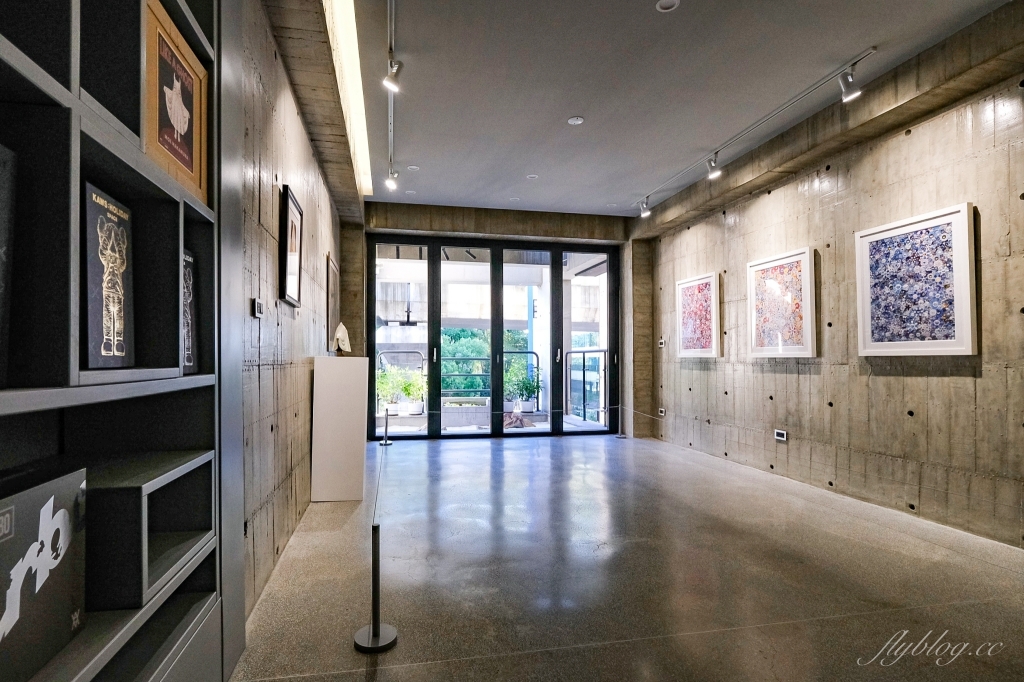 台中北屯｜YEN 円咖啡館．結合咖啡與藝廊的清水模咖啡館，北屯文心路四維國小對面 @飛天璇的口袋