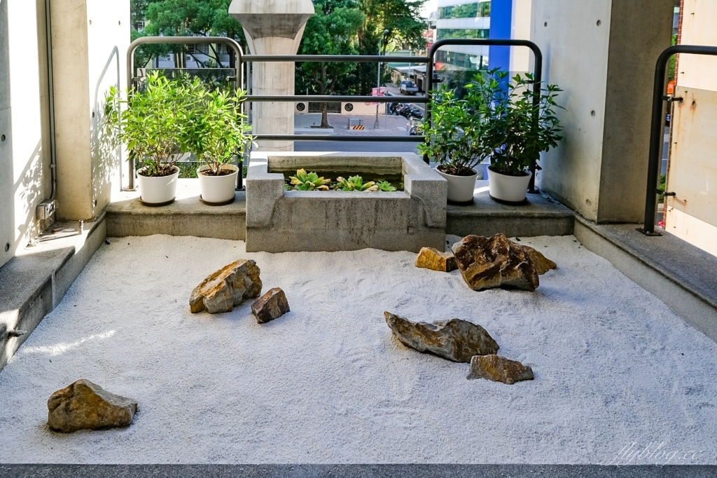 台中北屯｜YEN 円咖啡館．結合咖啡與藝廊的清水模咖啡館，北屯文心路四維國小對面 @飛天璇的口袋