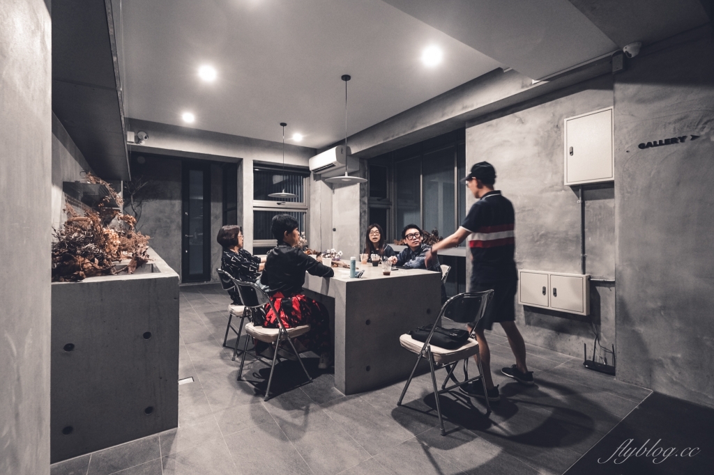 台中北屯｜YEN 円咖啡館．結合咖啡與藝廊的清水模咖啡館，北屯文心路四維國小對面 @飛天璇的口袋