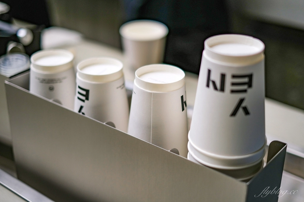 台中北屯｜YEN 円咖啡館．結合咖啡與藝廊的清水模咖啡館，北屯文心路四維國小對面 @飛天璇的口袋