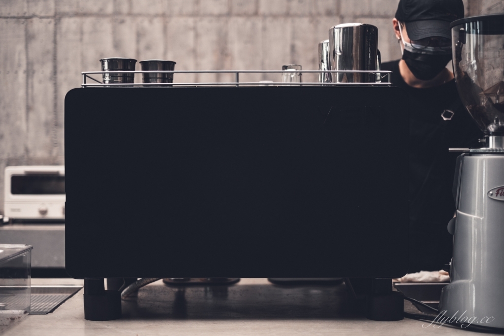 台中北屯｜YEN 円咖啡館．結合咖啡與藝廊的清水模咖啡館，北屯文心路四維國小對面 @飛天璇的口袋