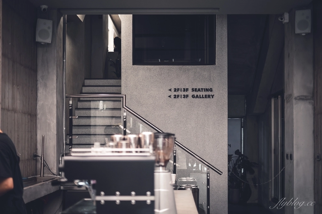 台中北屯｜YEN 円咖啡館．結合咖啡與藝廊的清水模咖啡館，北屯文心路四維國小對面 @飛天璇的口袋