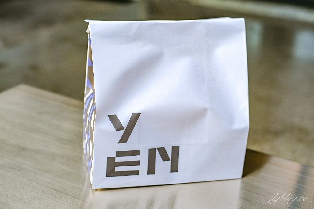 台中北屯｜YEN 円咖啡館．結合咖啡與藝廊的清水模咖啡館，北屯文心路四維國小對面 @飛天璇的口袋