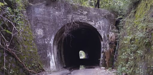 苗栗後龍｜後龍過港隧道，海線隱藏版拍照景點白沙屯隧道群，宛如置身韓劇德魯納酒店的場景 @飛天璇的口袋