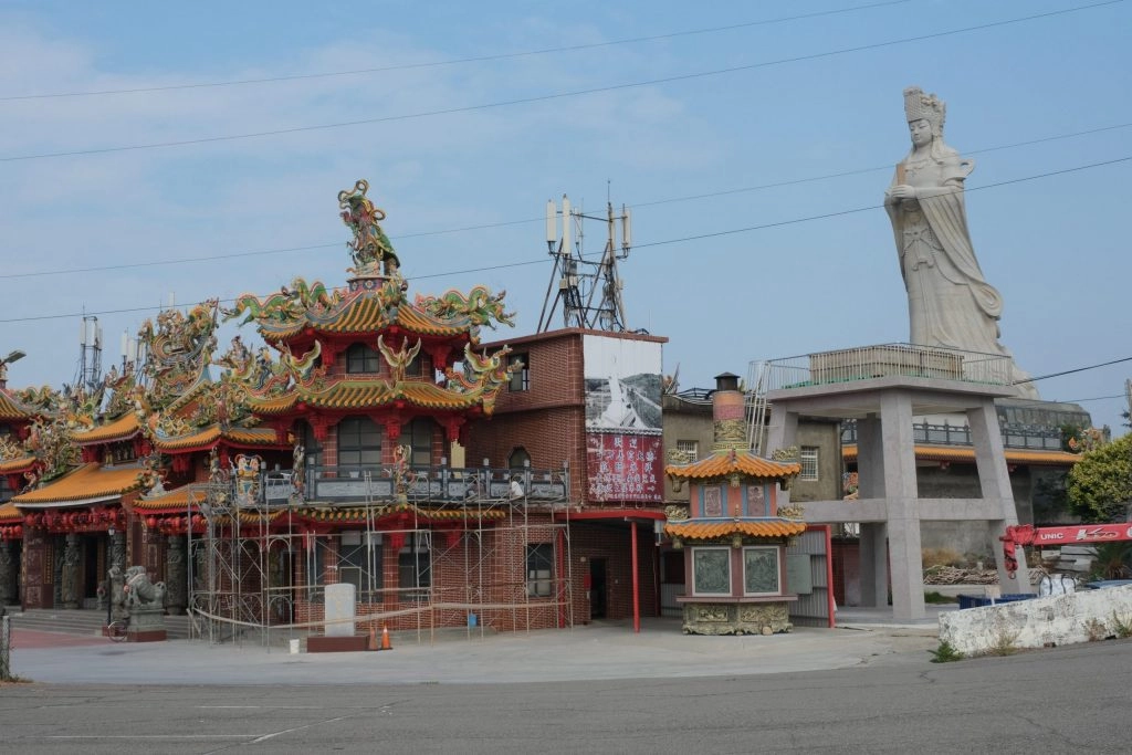 苗栗後龍|清海宮.媽祖坐火車出巡最佳拍攝地,全台最高的32.2公尺媽祖神像 @飛天璇的口袋 苗栗後龍|清海宮.媽祖坐火車出巡最佳拍攝地,全台最高的32.2公尺媽祖神像 @飛天璇的口袋