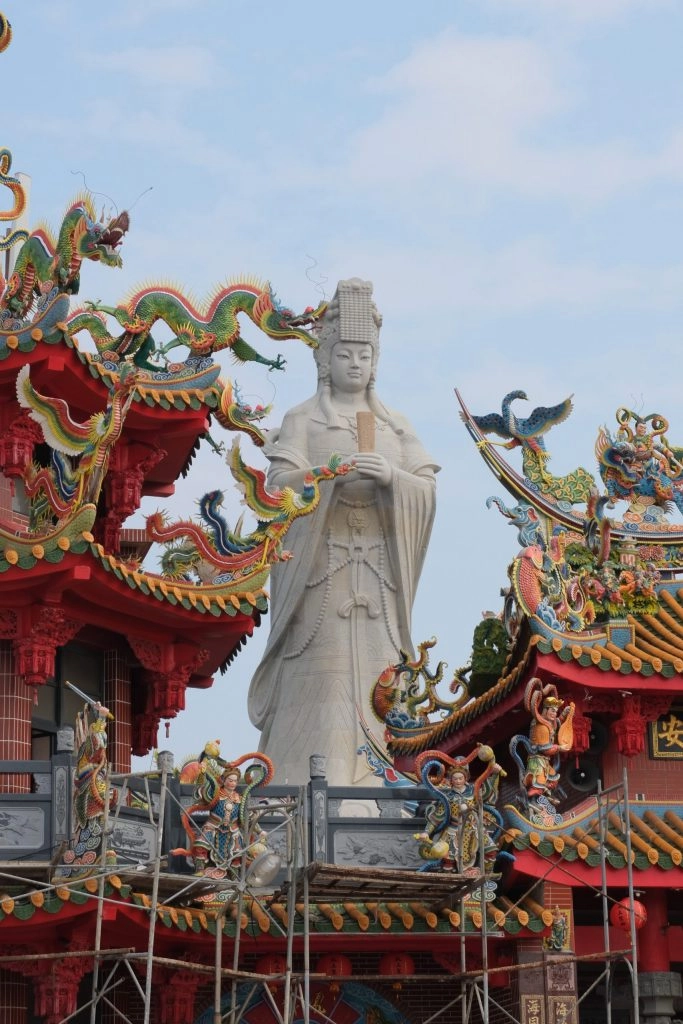 苗栗後龍|清海宮.媽祖坐火車出巡最佳拍攝地,全台最高的32.2公尺媽祖神像 @飛天璇的口袋 苗栗後龍|清海宮.媽祖坐火車出巡最佳拍攝地,全台最高的32.2公尺媽祖神像 @飛天璇的口袋