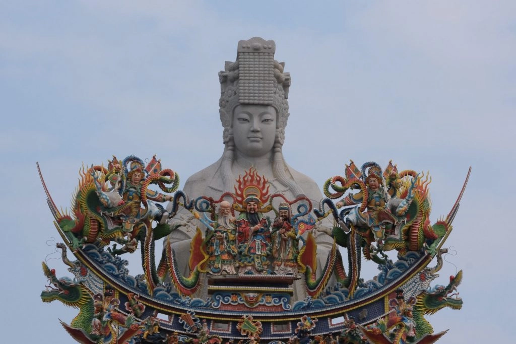 苗栗後龍｜清海宮．媽祖坐火車出巡最佳拍攝地，全台最高的32.2公尺媽祖神像 @飛天璇的口袋