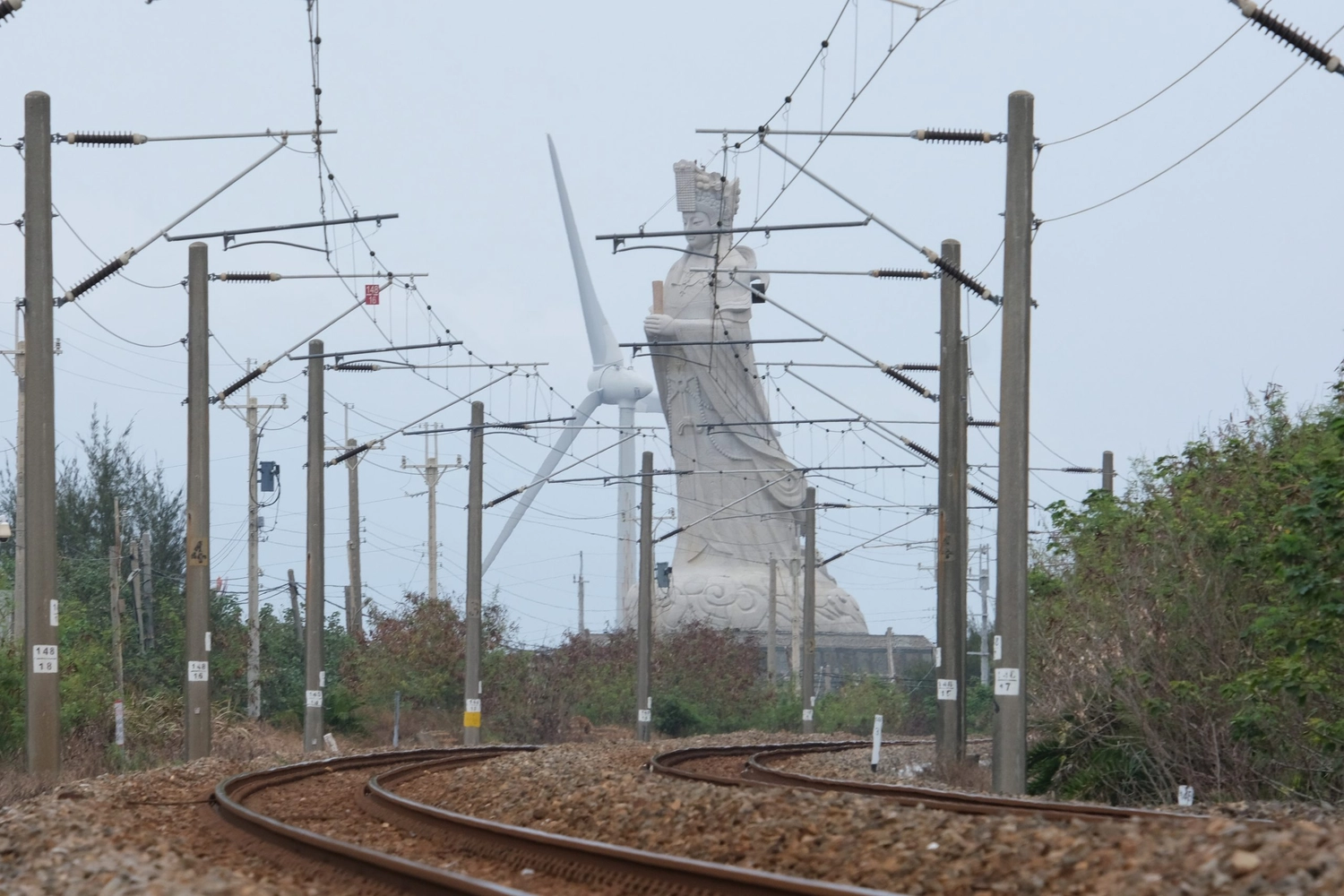 苗栗後龍|清海宮.媽祖坐火車出巡最佳拍攝地,全台最高的32.2公尺媽祖神像 @飛天璇的口袋 苗栗後龍|清海宮.媽祖坐火車出巡最佳拍攝地,全台最高的32.2公尺媽祖神像 @飛天璇的口袋