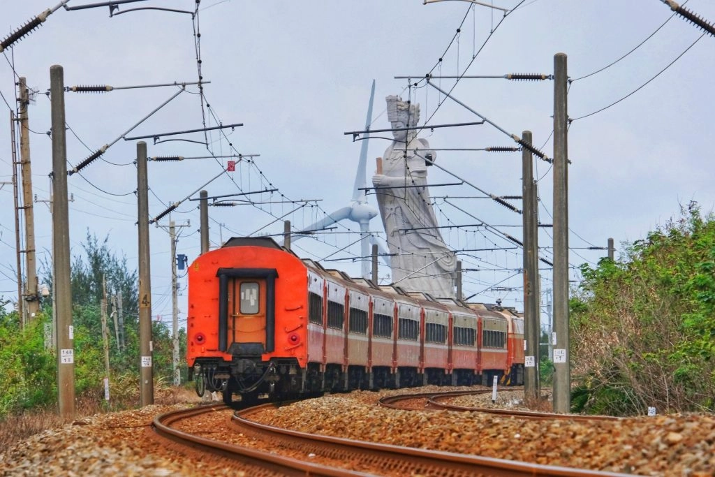 苗栗後龍|清海宮.媽祖坐火車出巡最佳拍攝地,全台最高的32.2公尺媽祖神像 @飛天璇的口袋 苗栗後龍|清海宮.媽祖坐火車出巡最佳拍攝地,全台最高的32.2公尺媽祖神像 @飛天璇的口袋