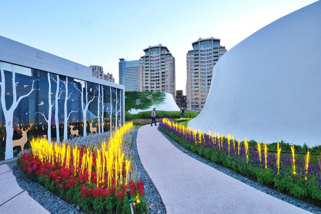 【台中西屯】台中歌劇院，聖誕節光雕展x聖誕老公公倒栽蔥，在台中最美的空中花園尋找耶誕老人 @飛天璇的口袋