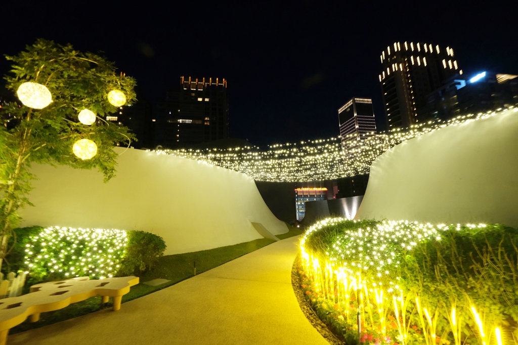 【台中西屯】台中歌劇院，聖誕節光雕展x聖誕老公公倒栽蔥，在台中最美的空中花園尋找耶誕老人 @飛天璇的口袋