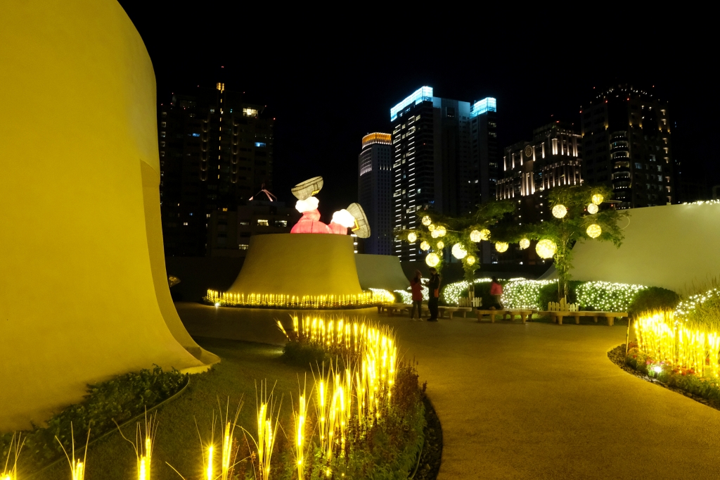 【台中西屯】台中歌劇院，聖誕節光雕展x聖誕老公公倒栽蔥，在台中最美的空中花園尋找耶誕老人 @飛天璇的口袋