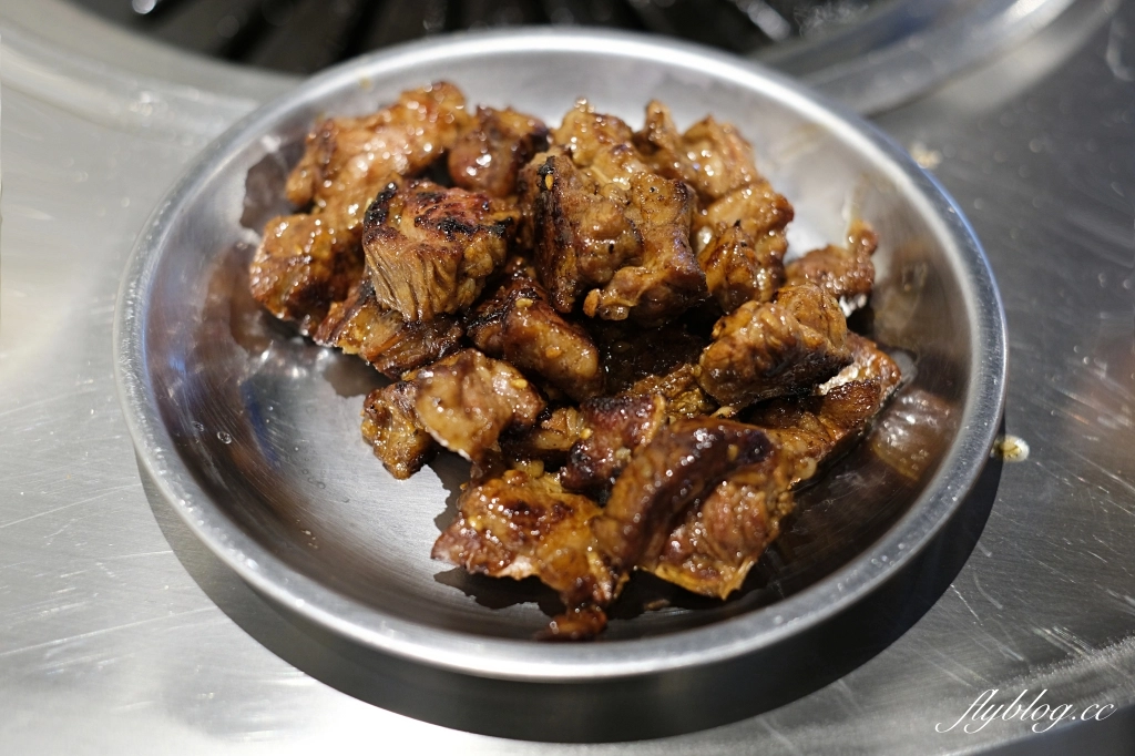 台中新村站著吃烤肉｜韓國60年排隊老店新村站著吃，台灣二號店進駐勤美誠品 @飛天璇的口袋