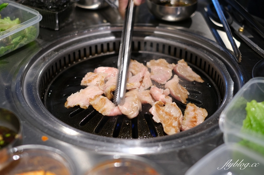 台中新村站著吃烤肉｜韓國60年排隊老店新村站著吃，台灣二號店進駐勤美誠品 @飛天璇的口袋