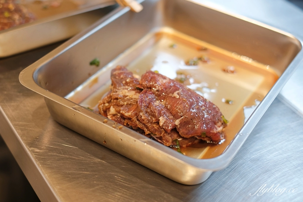 台中新村站著吃烤肉｜韓國60年排隊老店新村站著吃，台灣二號店進駐勤美誠品 @飛天璇的口袋