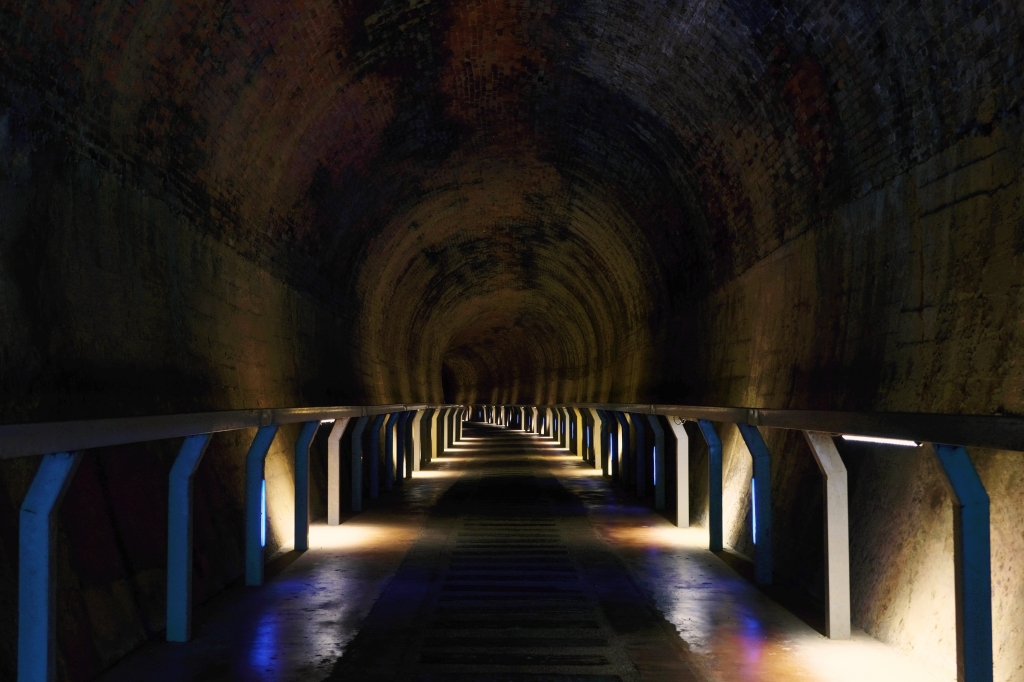 苗栗後龍｜後龍過港隧道，海線隱藏版拍照景點白沙屯隧道群，宛如置身韓劇德魯納酒店的場景 @飛天璇的口袋