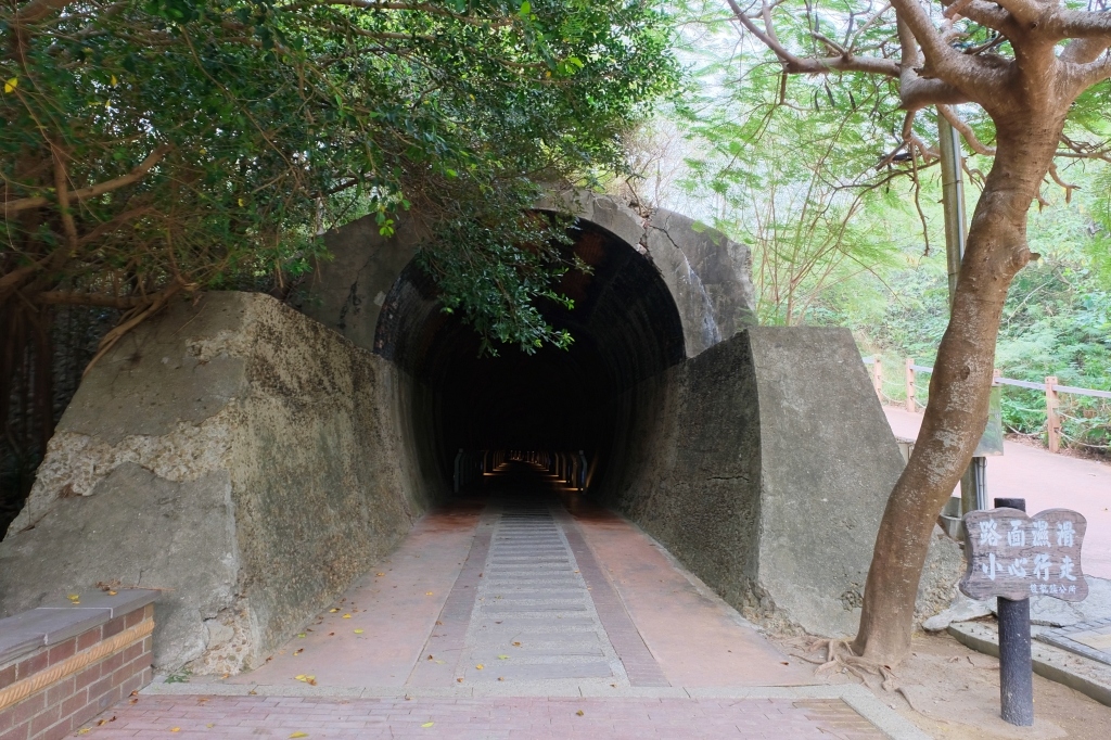 苗栗後龍｜後龍過港隧道，海線隱藏版拍照景點白沙屯隧道群，宛如置身韓劇德魯納酒店的場景 @飛天璇的口袋