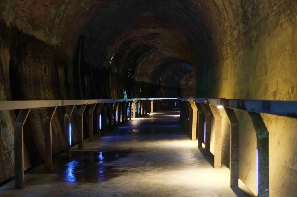 苗栗後龍｜後龍過港隧道，海線隱藏版拍照景點白沙屯隧道群，宛如置身韓劇德魯納酒店的場景 @飛天璇的口袋