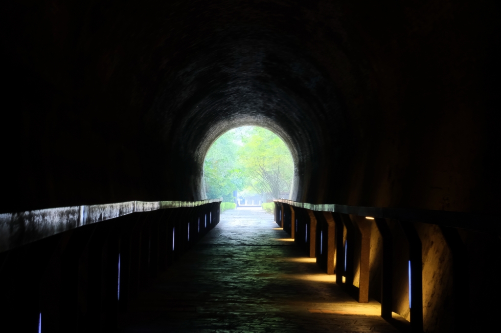 苗栗後龍｜後龍過港隧道，海線隱藏版拍照景點白沙屯隧道群，宛如置身韓劇德魯納酒店的場景 @飛天璇的口袋
